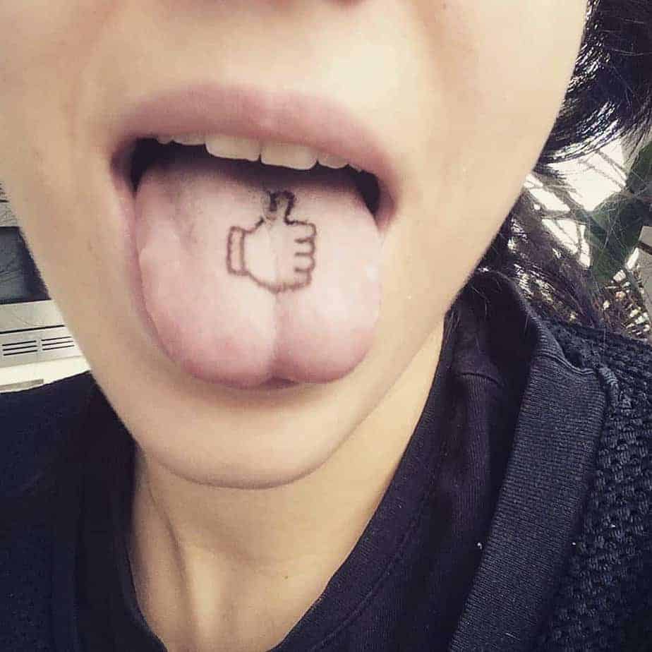 6. Ein Daumen-nach-oben-Tattoo auf der Zunge