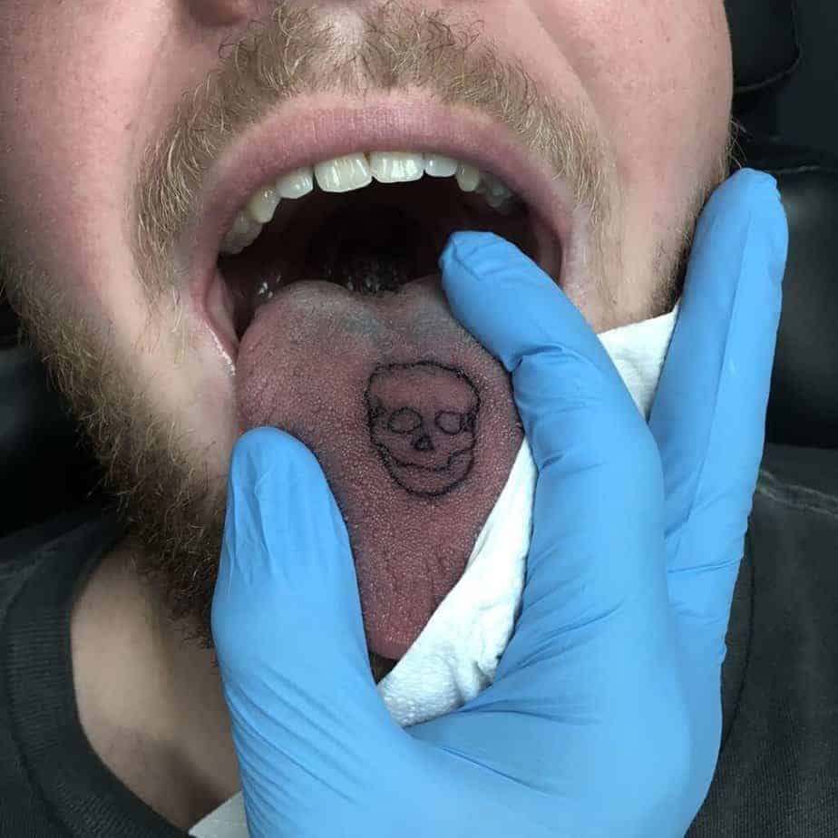 7. Ein Totenkopf-Tattoo auf der Zunge