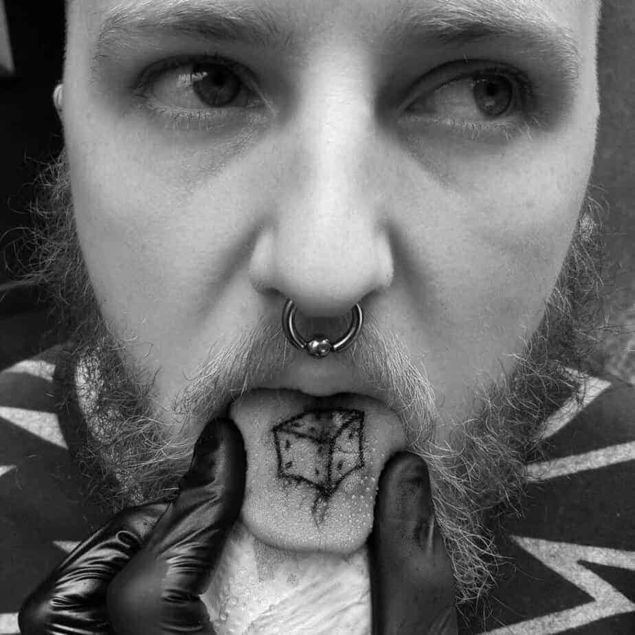 8. Ein Würfel-Zungen-Tattoo