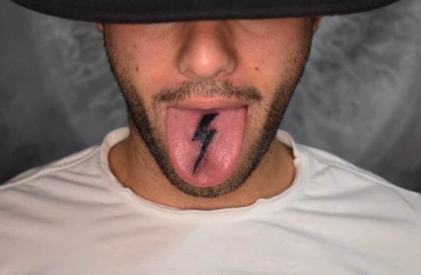 13. Ein Blitztattoo auf der Zunge