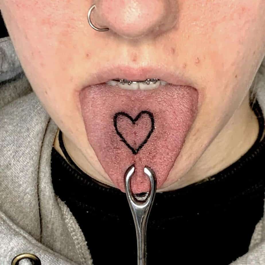 14. Ein weiteres Herz-Tattoo auf der Zunge