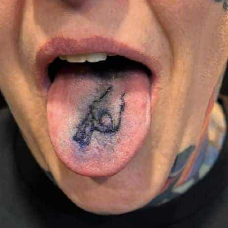 18. Ein Tattoo des "OK"-Zeichens auf der Zunge