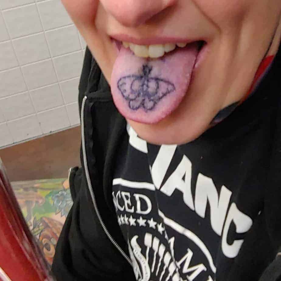 19. Ein Schmetterlings-Tattoo auf der Zunge