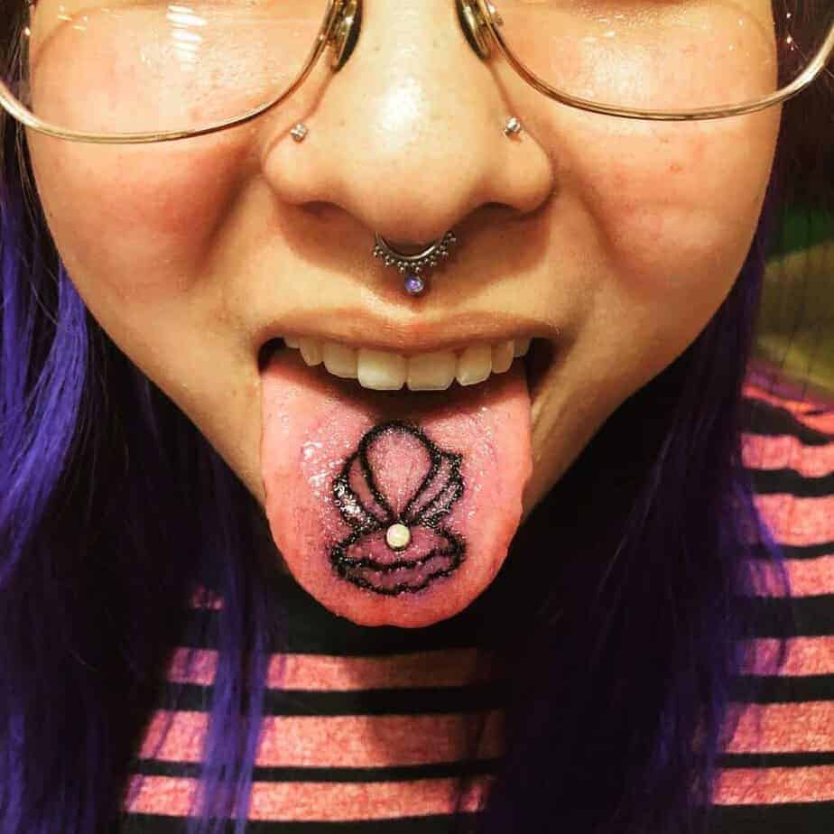 3. Ein Muschel-Tattoo auf der Zunge