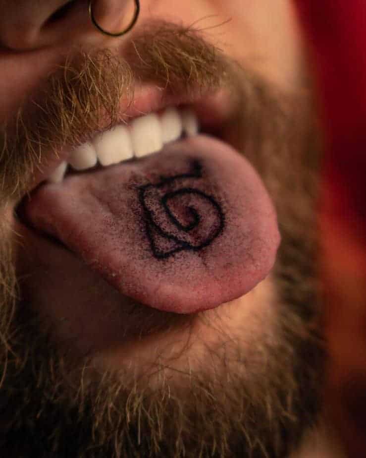4. Ein Spiraltattoo auf der Zunge
