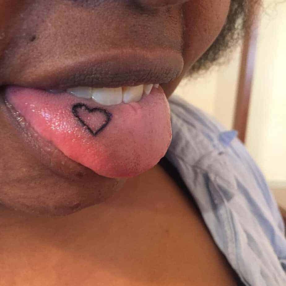 5. Ein Herz-Tattoo auf der Zunge