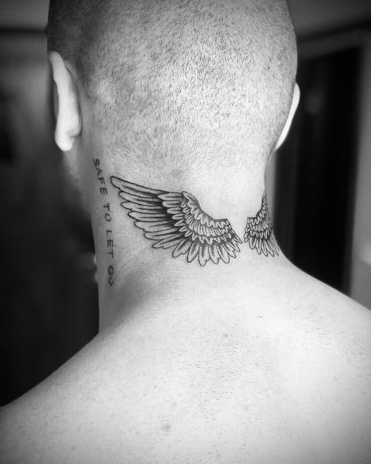 9. Nackenflügel-Tattoo