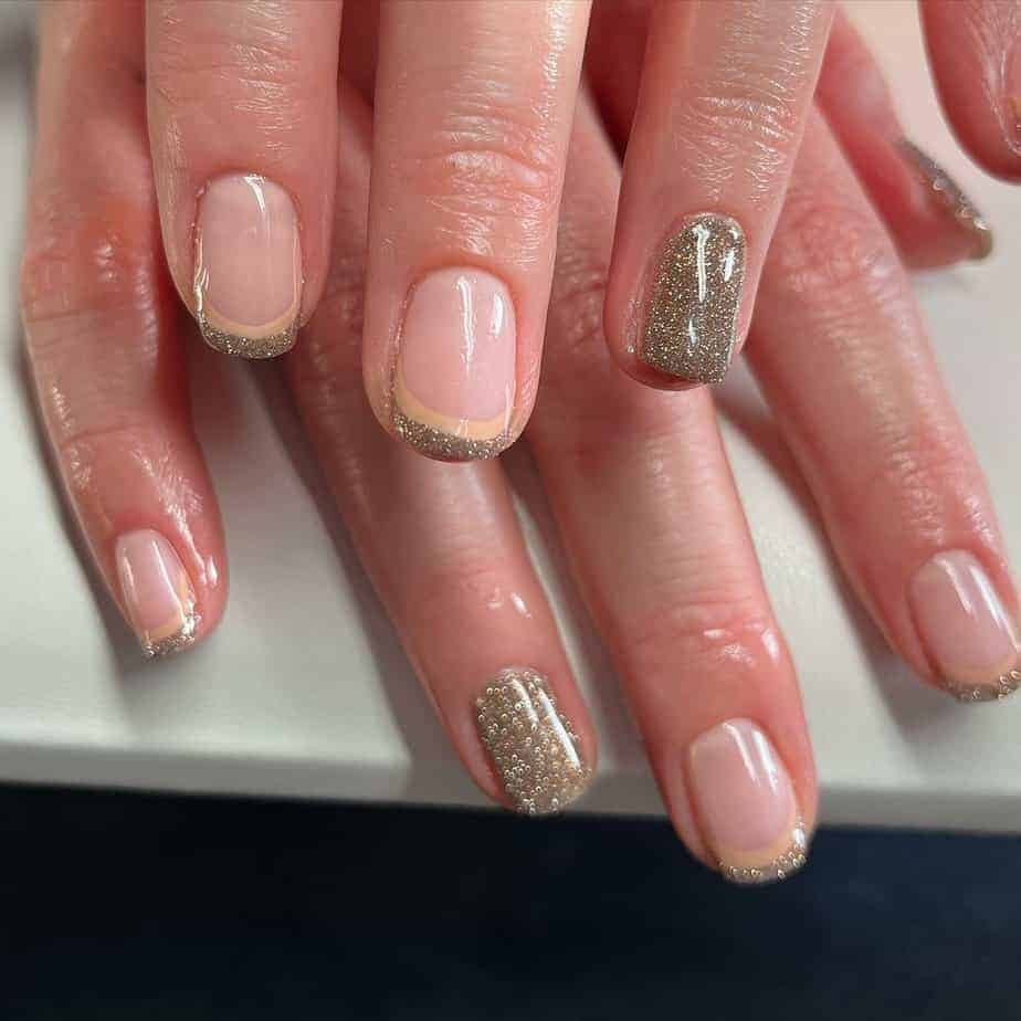 22. Glitzernd und beige