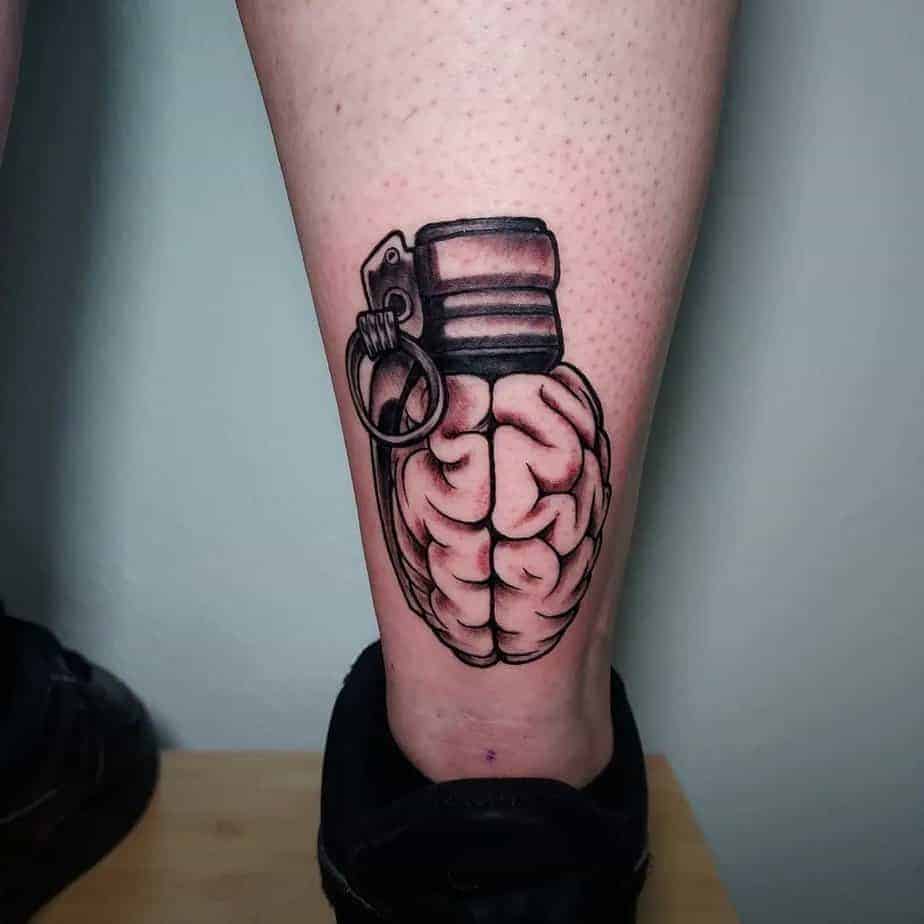 3. Militärische Tattoos mit Gehirn-Granaten