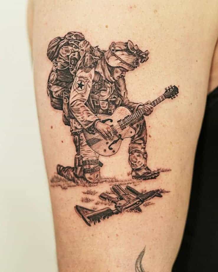 29. Ein Soldat spielt Gitarre