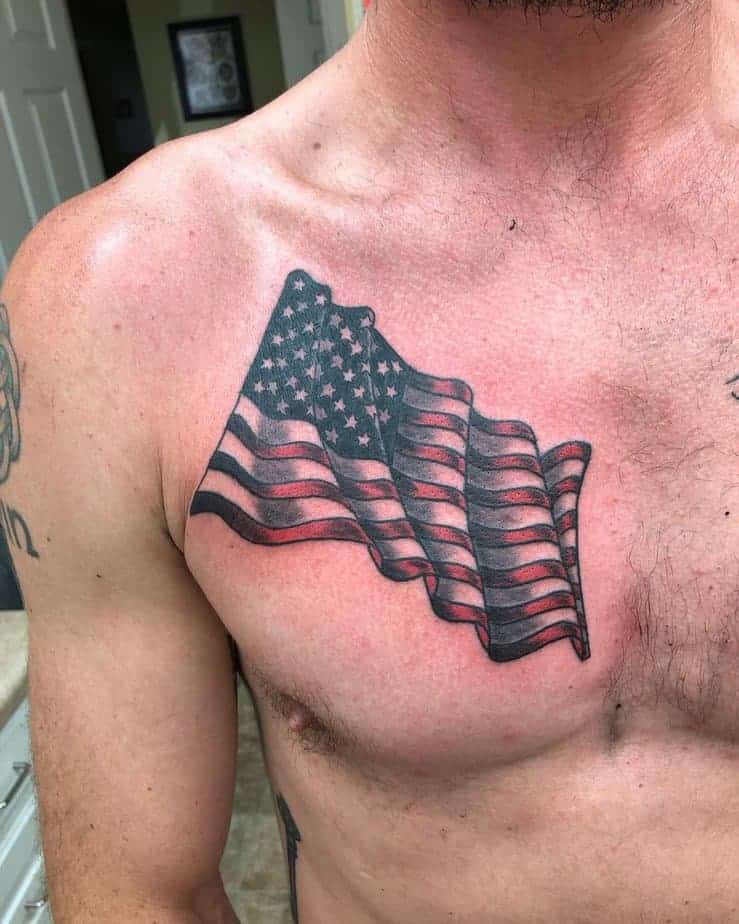 10. Kühnes Flaggen-Tattoo auf der Brust