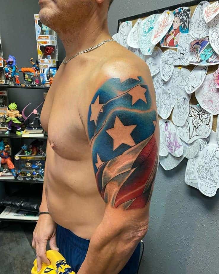 32. Buntes Flaggen-Tattoo auf der Schulter