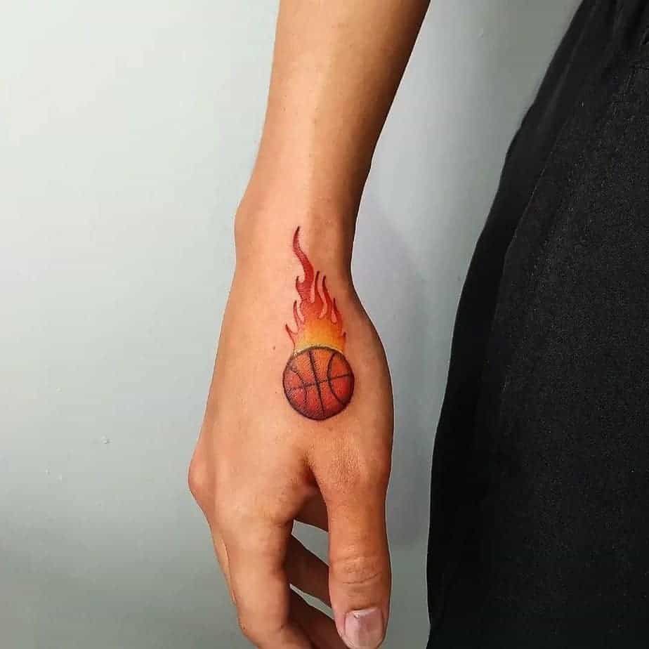 35. Flammendes Basketball-Tattoo