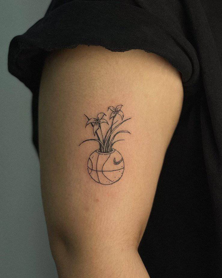 36. Geblümtes Basketball-Tattoo
