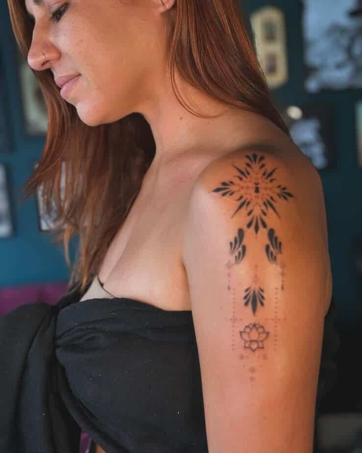 3. Schulter-Tattoo mit Blumen 