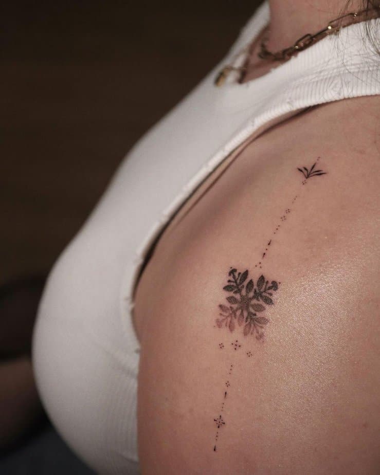 31. Minimalistisches Schulterblumen-Tattoo