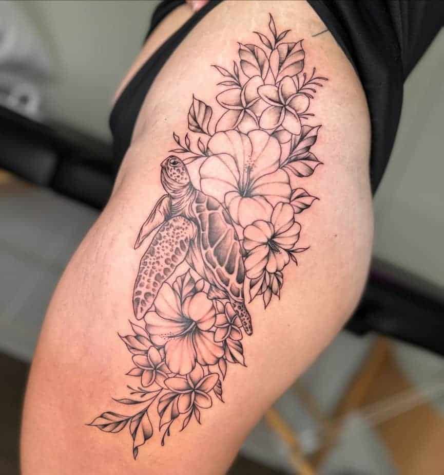 35. Schildkröte und Blumen Oberschenkel-Tattoo