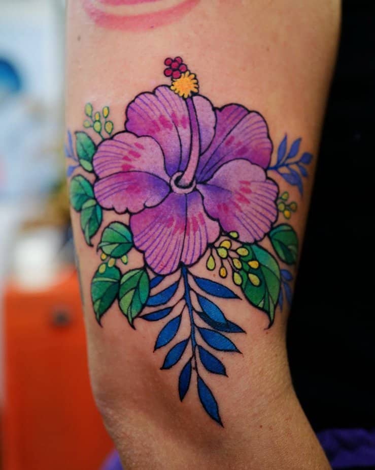 37. Buntes Hibiskusblüten-Tattoo