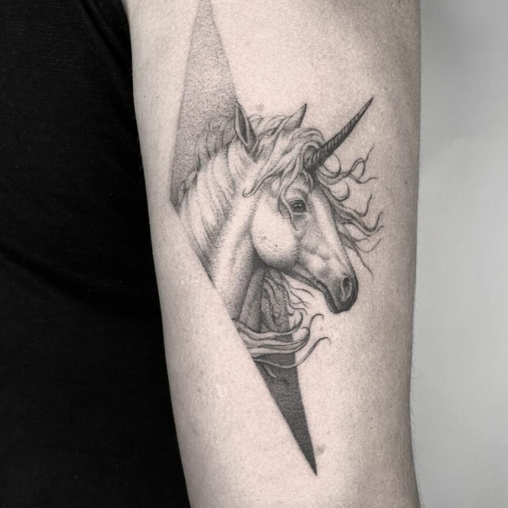 Fesselndes Einhorn-Tattoo