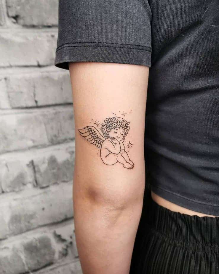 17. Feinliniges Cherub-Tattoo