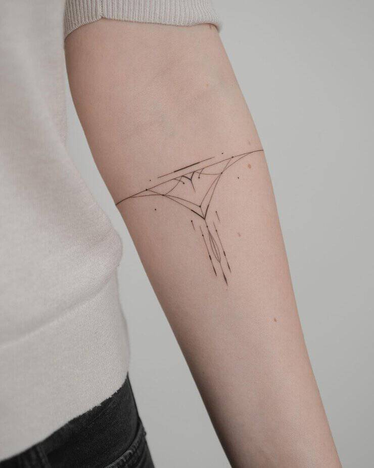 18. Geometrisches Armbandtattoo