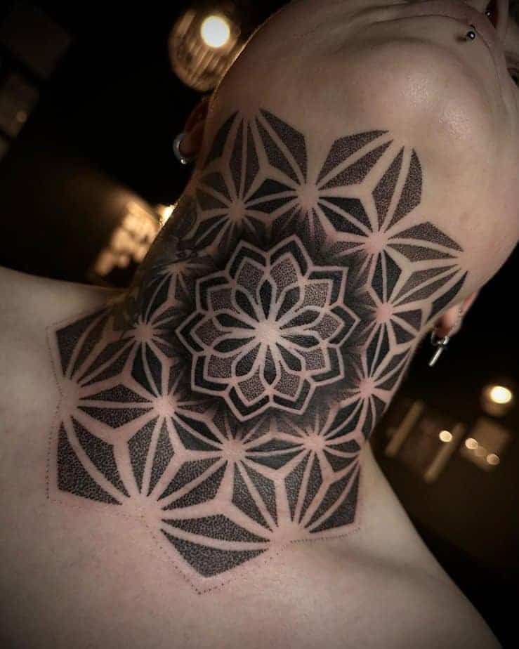 2. Geometrisches Nackentattoo