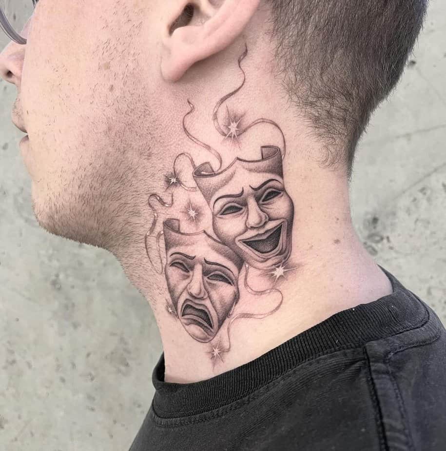 17. Masken-Nackentattoo