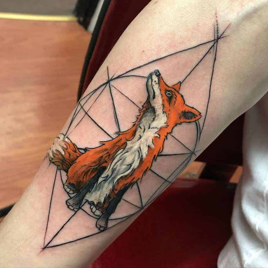 7. Lebendiges geometrisches Fuchs-Tattoo