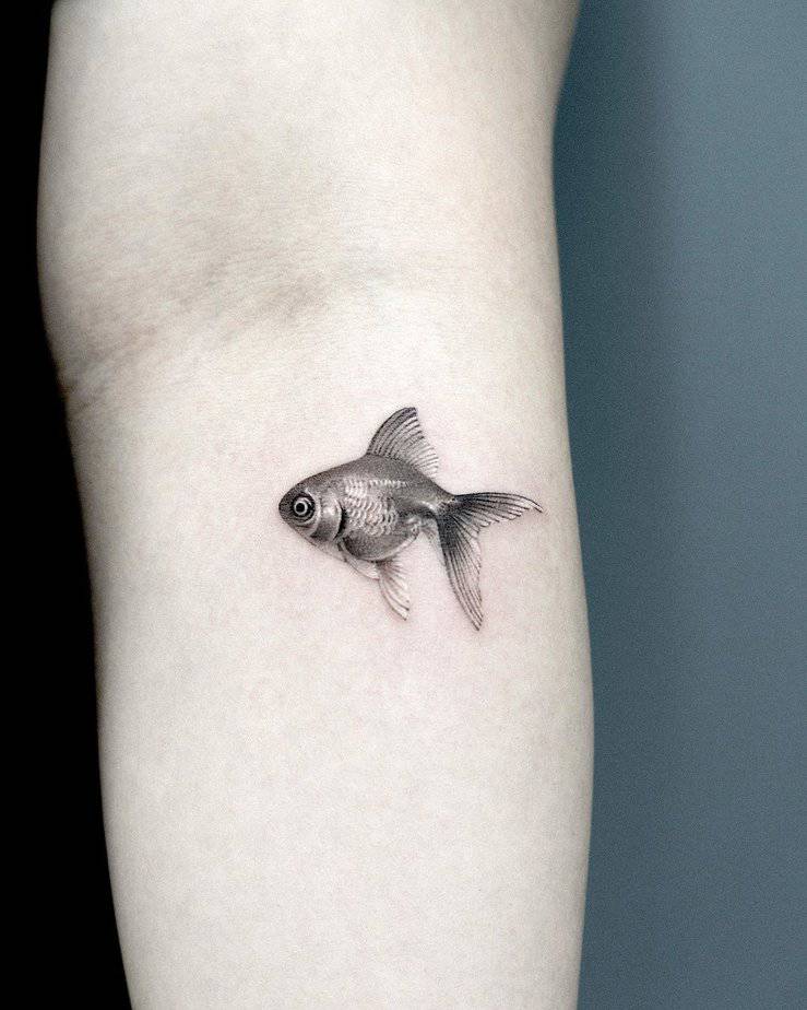 7. Winziger Koi-Fisch als Tattoo