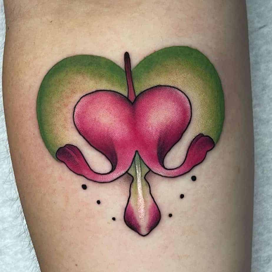 6. Lebendiges Bleeding Heart Tattoo