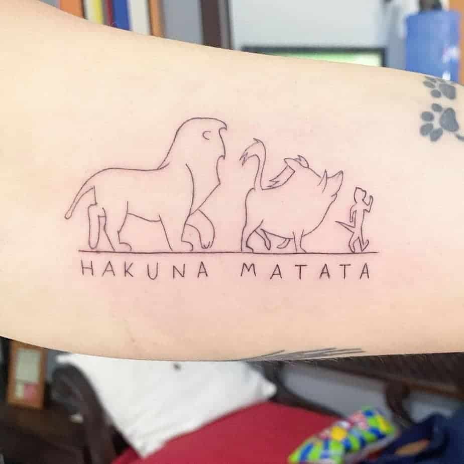 5. Hakuna Matata Tattoo mit feinem Strich