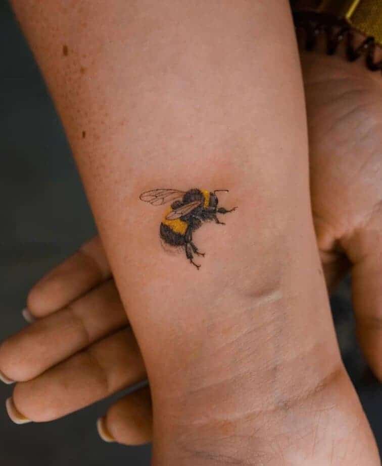 7. Mikro-realistisches Bienen-Tattoo