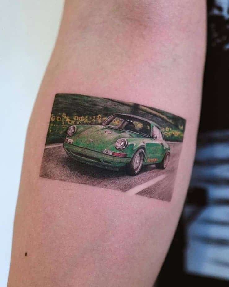 5. Porsche mikro-realistisches Tattoo