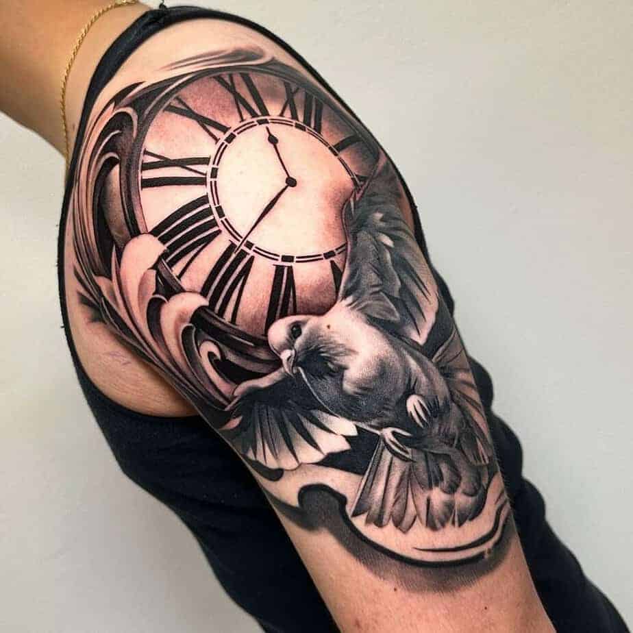 7. Uhr und Taube Tattoo