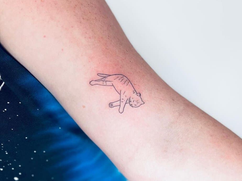 6. Niedliche Katze als Umriss-Tattoo