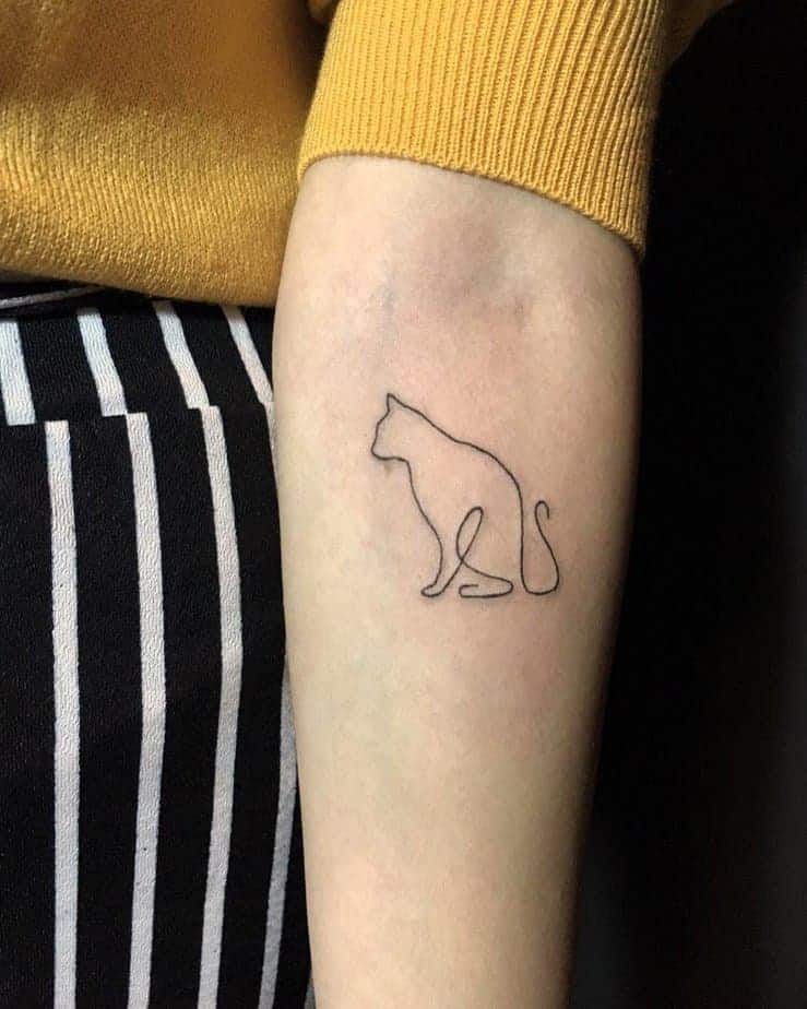 10. Einfaches Tattoo mit dem Umriss einer Katze