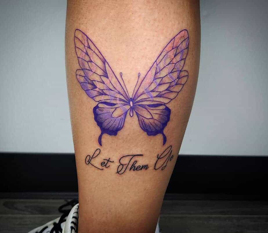 6. Motivierendes lila Schmetterlings-Tattoo