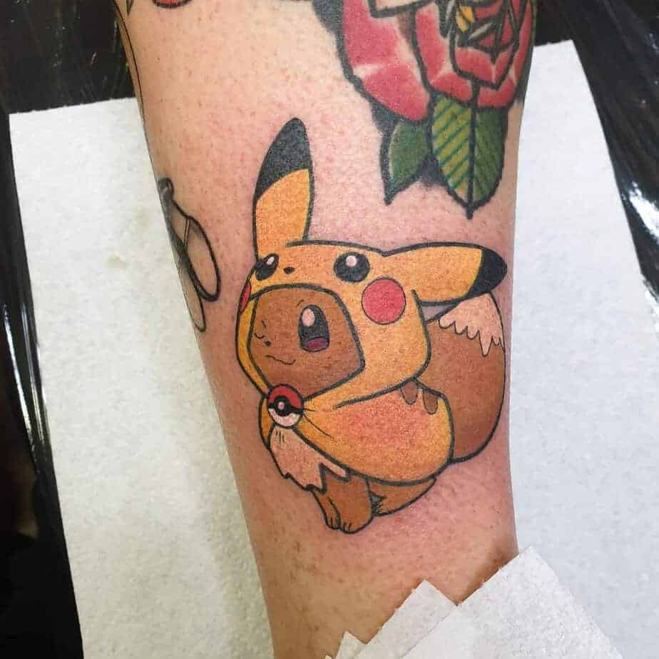 13. Eevee in einem Pikachu-Kostüm