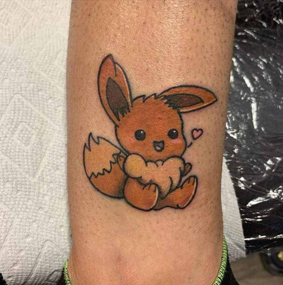 14. Eevee-Tattoo mit einem kleinen Herz