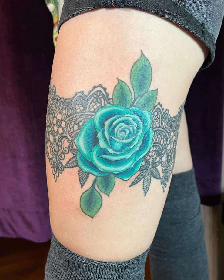 19. Hellblaues Blumen-Tattoo