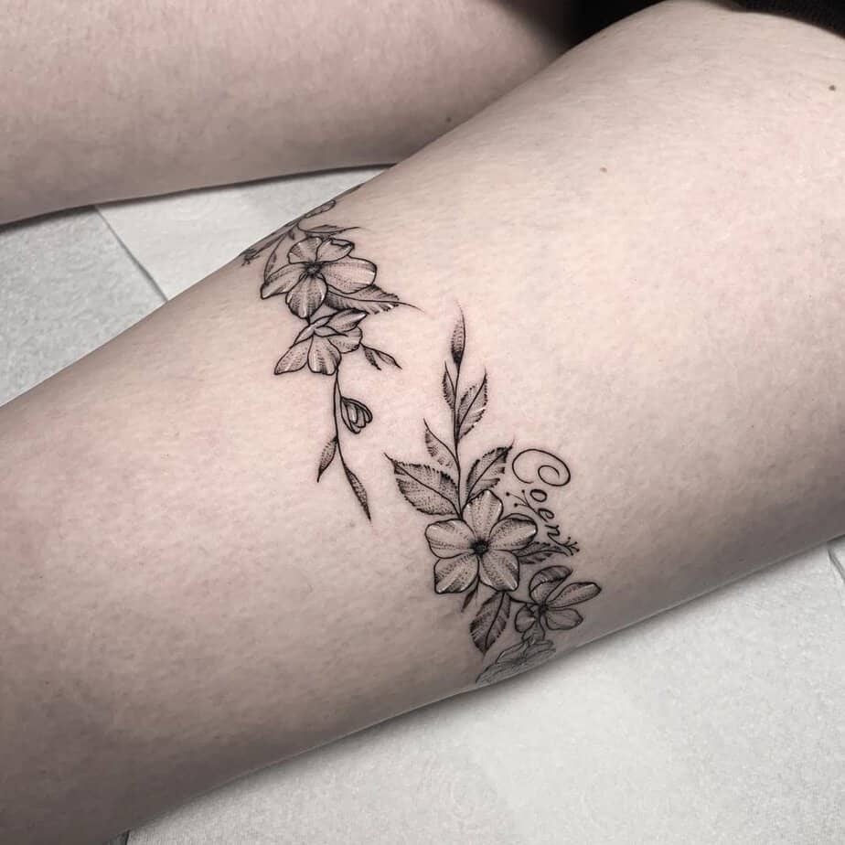 1. Florales Strumpfband-Tattoo in Schwarz und Grau