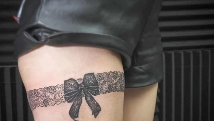 19 zarte Strumpfband-Tattoo-Ideen für deinen weiblichen Charme