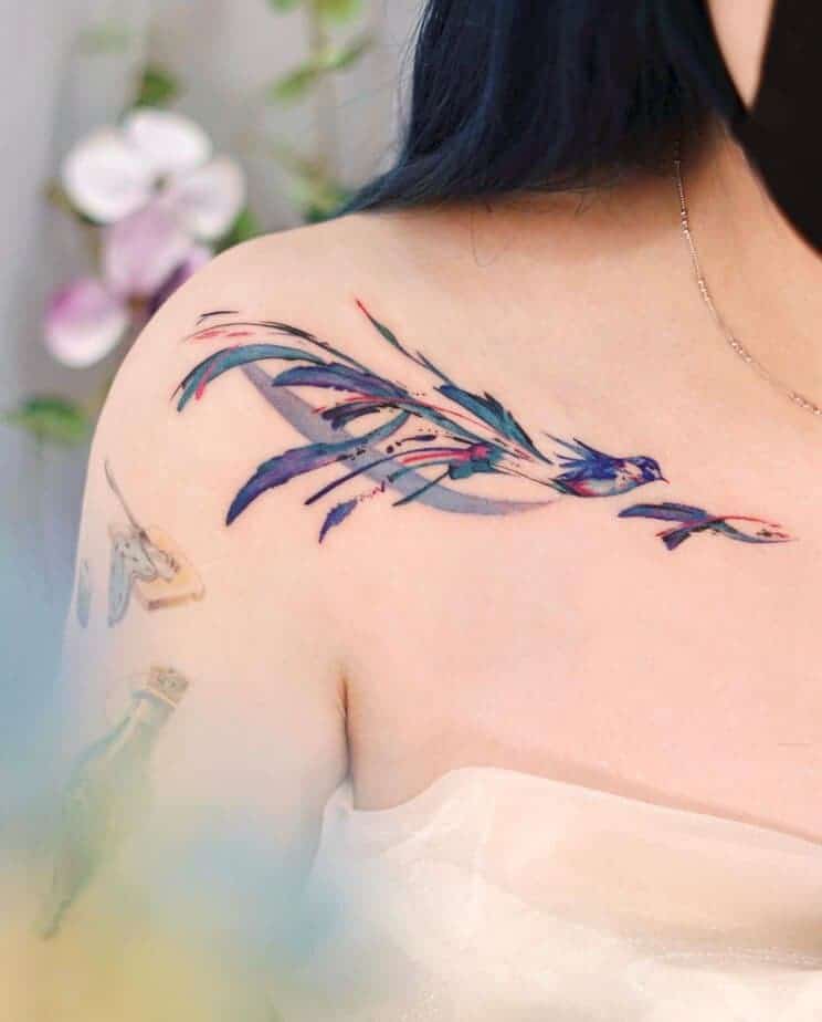 15. Abstraktes Bluebird-Tattoo auf der Schulter