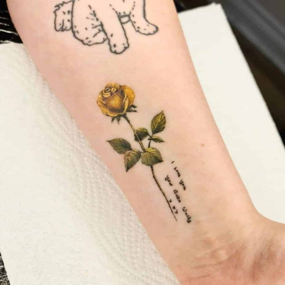 8. Miniatur-Tattoo mit gelben Rosen