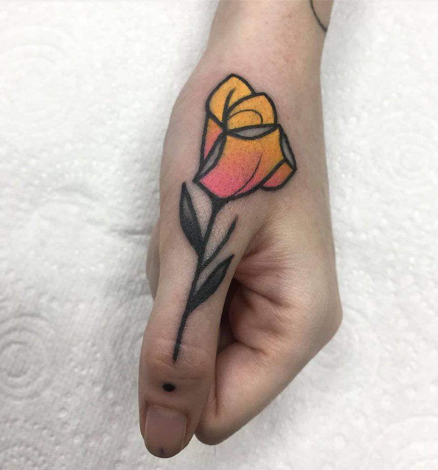 10. Gelbe Rose als Fingertattoo