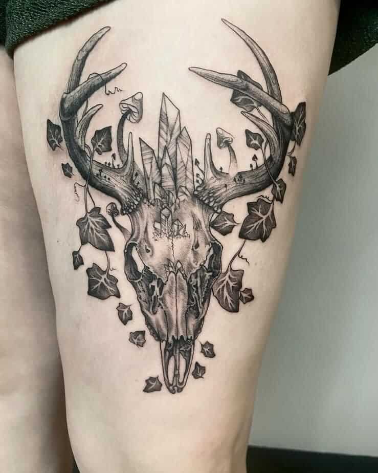 5. Verwunschener Wald - Hirschschädel-Tattoo