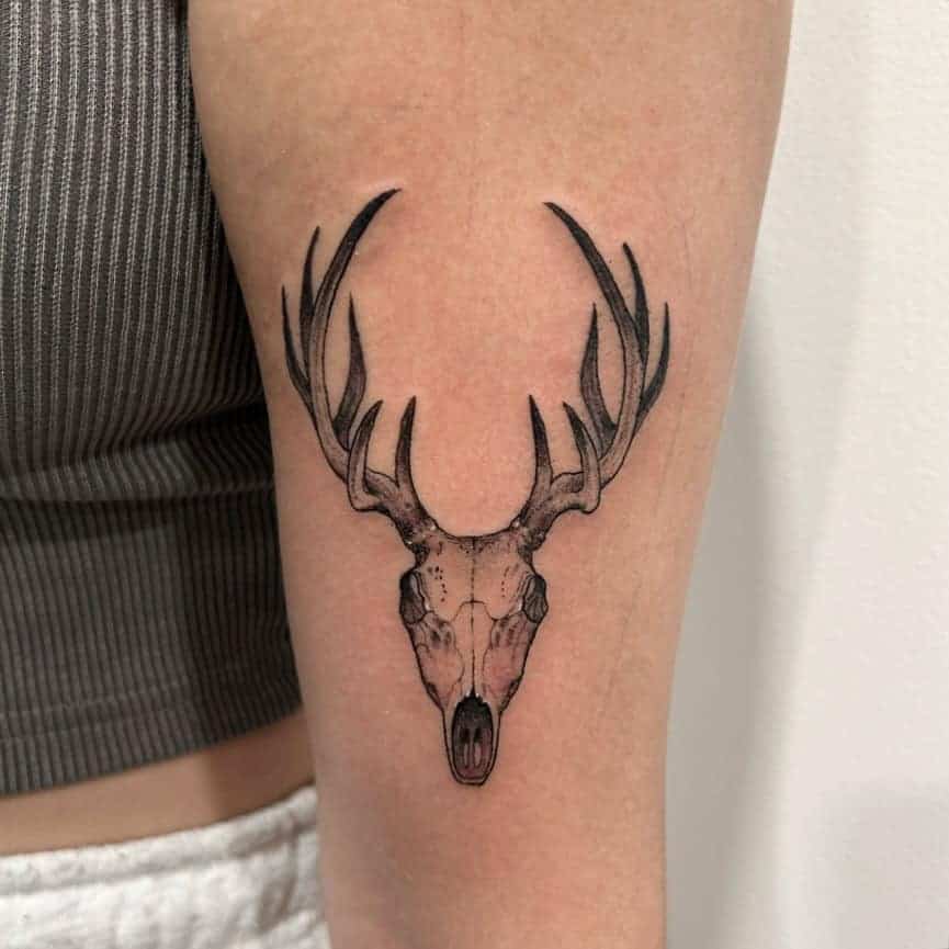 1. Einfaches und doch auffälliges Hirsch-Totenkopf-Tattoo