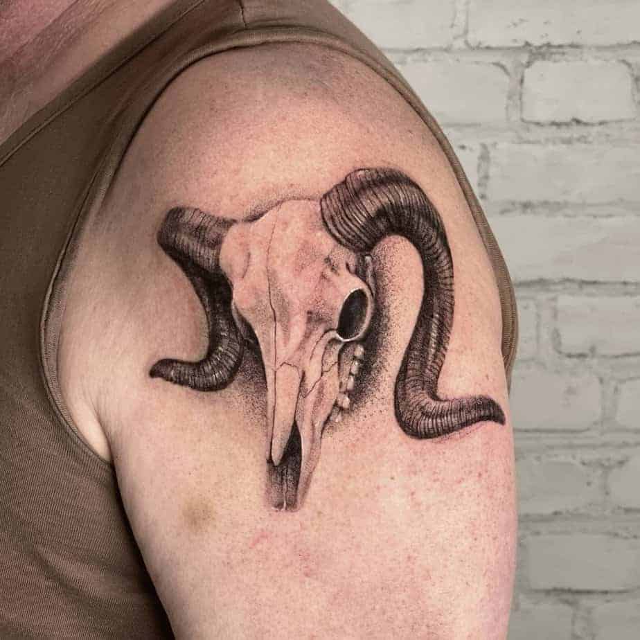 8. Totenkopf-Tattoo auf der Schulter