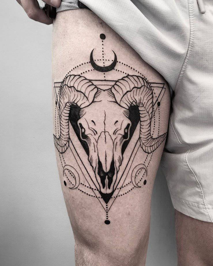 2. Geometrisches Oberschenkel-Widder-Tattoo