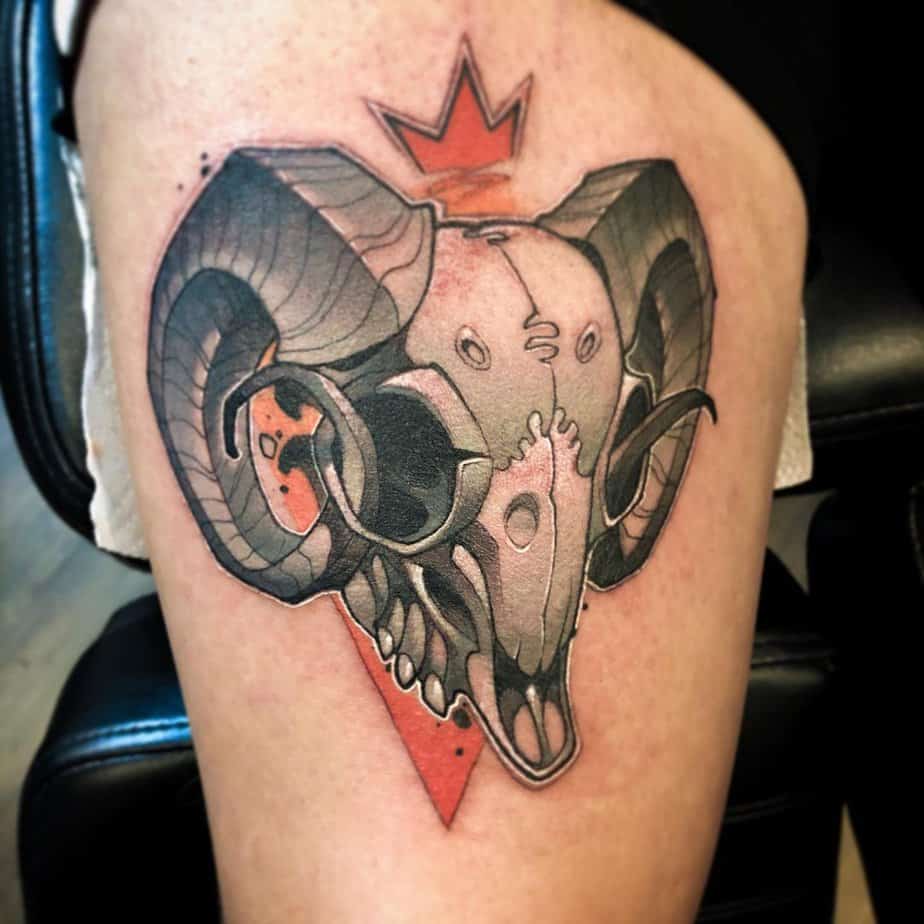 13. Gekrönter Widder-Totenkopf-Tattoo